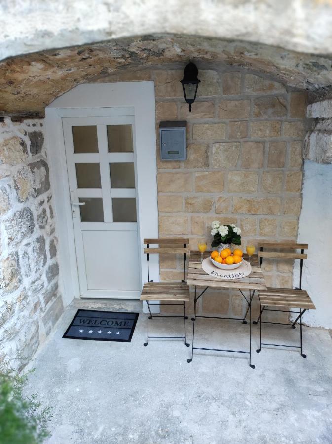Апартаменты Stone House Lovric Каштела Экстерьер фото