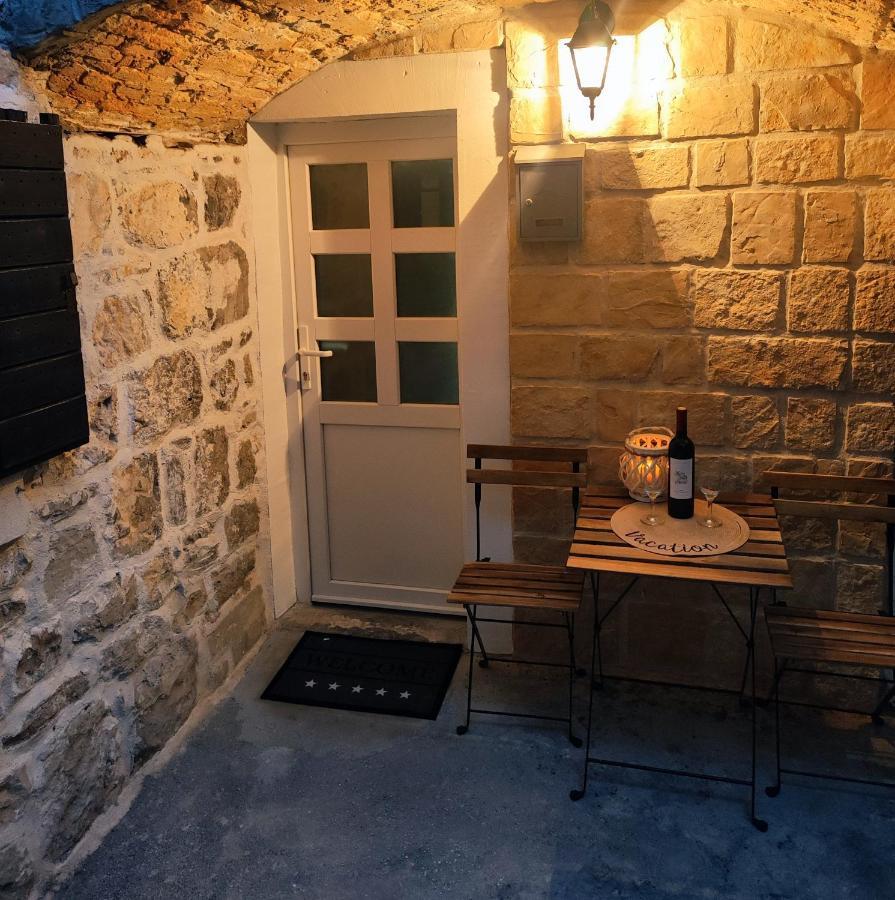 Апартаменты Stone House Lovric Каштела Экстерьер фото